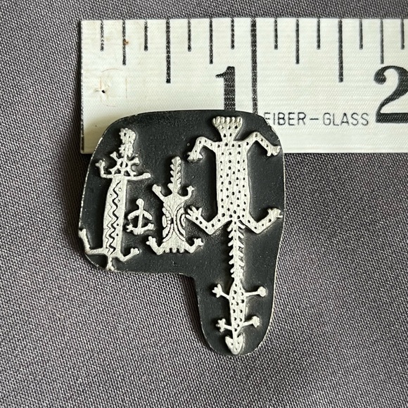 Urban Fetishes Brooch - Picture 5 of 10